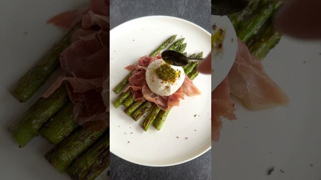 Asparagus with prosciutto 🥓, burrata and pesto 🥬 #food #cooking #recipe #viral #video #cook