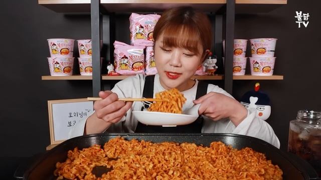 SUB) "유노? 받고 2봉지 더"😱 까르보불닭 12봉지 뿌숴버린 먹방 유튜버 만리 등⭐장 [불닭타임]