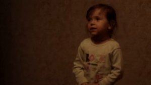 девочка поет песню Максим