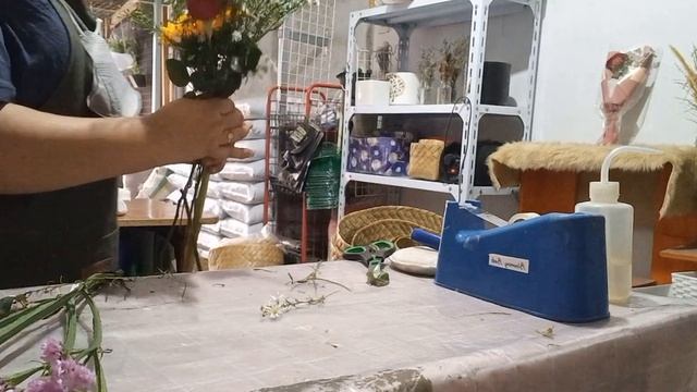 ROSES AND SUNFLOWER MINI BOUQUET 💐 FLOWER SHOP PH VLOG 💐23 смотреть онлайн