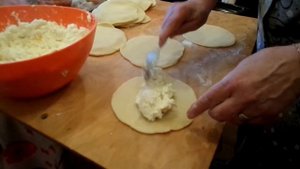 Вкусные пирожки с творогом и луком