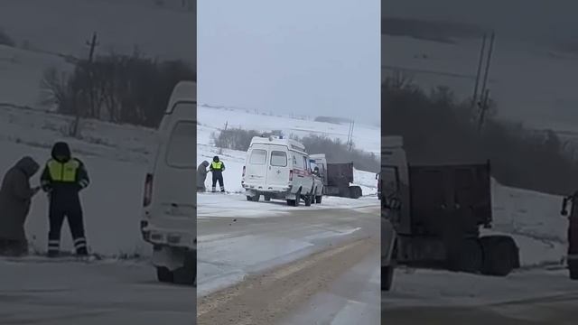 При въезде в Гуково произошло ДТП с грузовиком. Страшно. 🫢