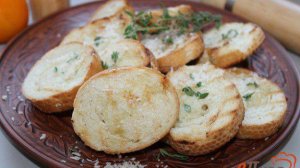 Чесночные гренки из белого багета с травами