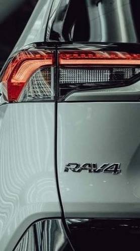 Нужен стильный и надежный кроссовер? Тогда обратите внимание на Toyota RAV4 💪🏼