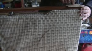 Перетянула спинки у дивана своими руками .