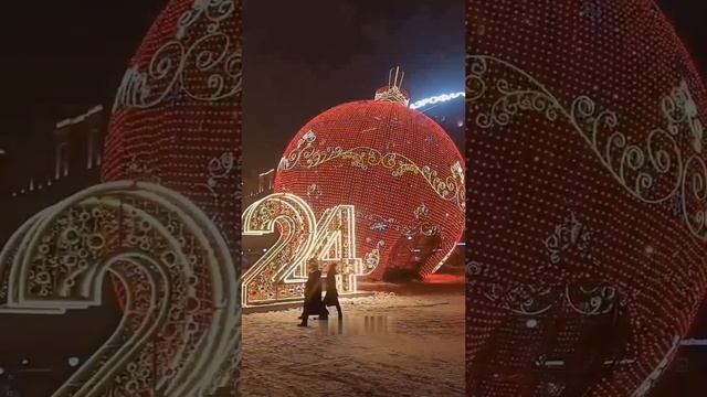 🎄Самый большой светящийся «ёлочный шар» занял своё привычное место #Москва #зима