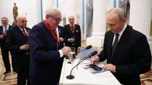 Путин вручил госнаграды за вклад в развитие страны