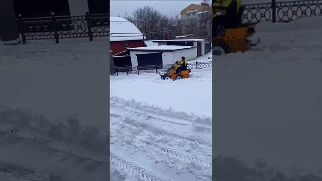 Уборка территории от снега на мини-погрузчике BAUMECH ML-02 PRO с отвалом I Видео от клиента