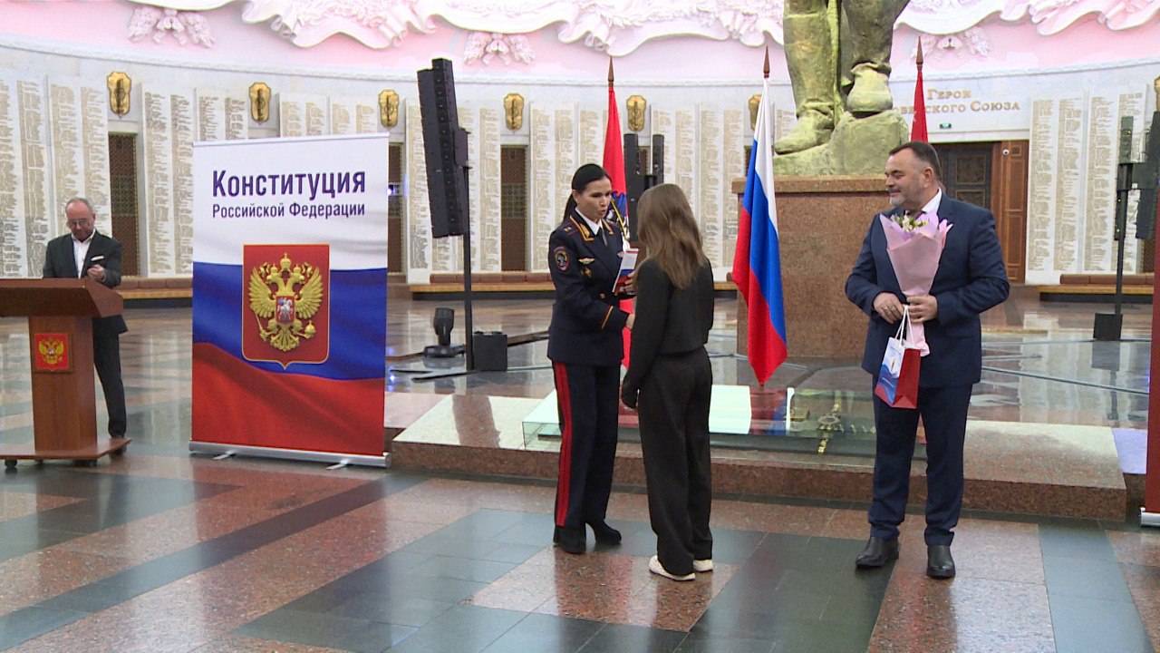 14-летним гражданам России торжественно вручили их первые паспорта