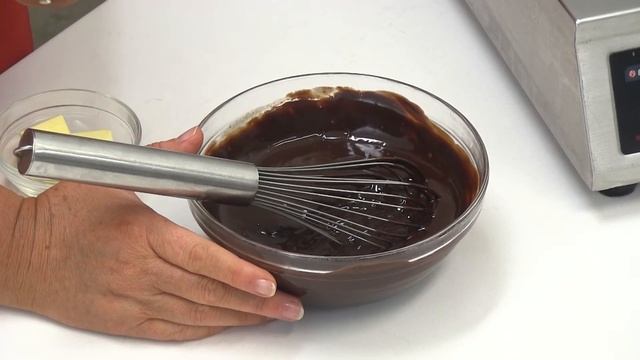 How to make a Ganache with Kirsten Tibballs | Chocolate Book смотреть онлайн