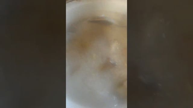 Перемешиваем специальной ложкой чтобы проверить не прилипло ли ко дну кастрюли похлёбка собаке смотреть онлайн