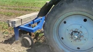 Уборка пленки с клубничных рядков после трехлетнего цикла.