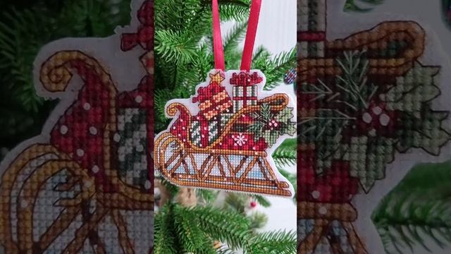Новогодние игрушкиВышивка крестиком short