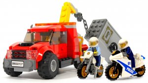 Собираем набор Lego City 60137 побег на буксировщике.