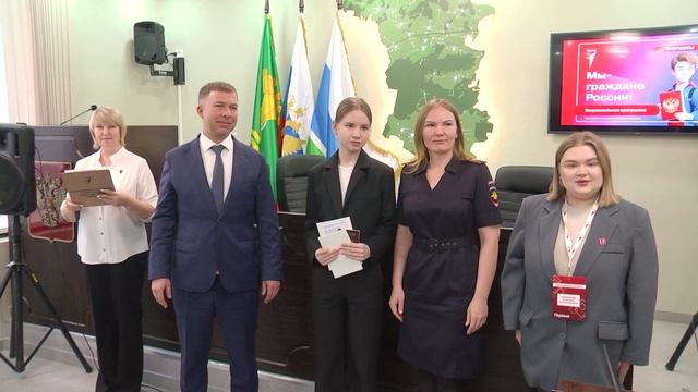 Вручение паспортов в День Конституции