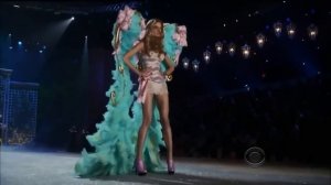 Rihanna - Diamonds (Live at the Victoria's Secret Fashion Show) HD