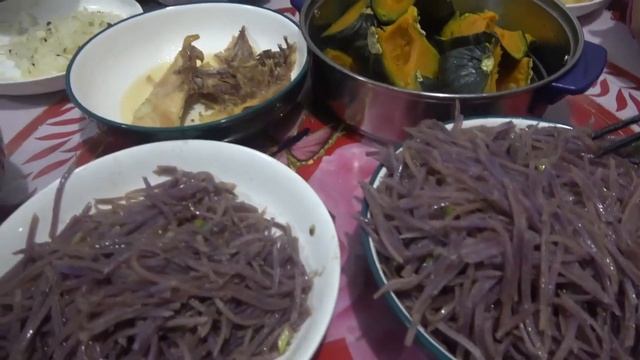 終於裝草快到一百袋！到家喝熱乎稀飯，配土豆絲，農民秋忙不容易【泥土大黑】
