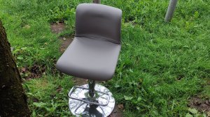 Перетяжка барного стула кожзамом.