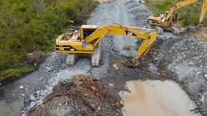 Строительство, всё как у нас, сначала дорогу сделали потом её разрыли