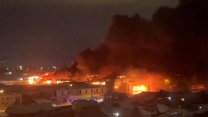 В Новосибирске ночью сгорел склад с пластиком