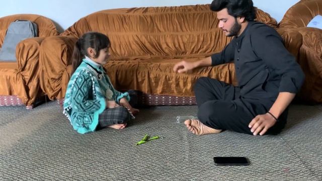 Bottle Flip challenge with Maryam | Mirchi Kha k bora hal hogaya | Fardeen khan смотреть онлайн