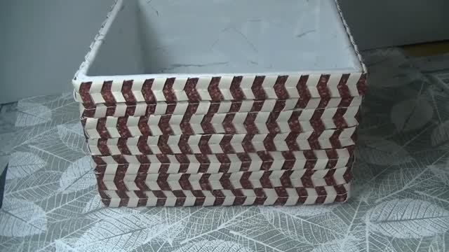 Коробка из гофрокартона плетённая  2хцветными обоями .