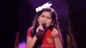 Индийская девушка очень красиво поёт