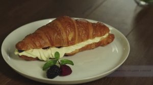 Круассан с заварным кремом и ягодами| ТМ Фростмо
