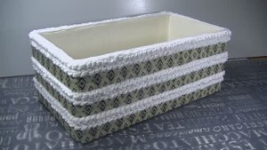 Из коробки , ткани и верёвки полезная коробка для хранения .