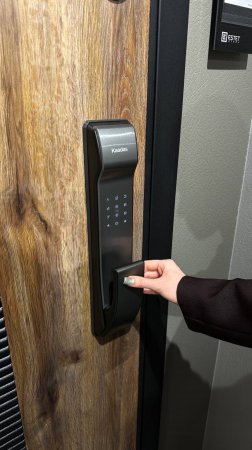 Входная дверь с замком по отпечатку пальца