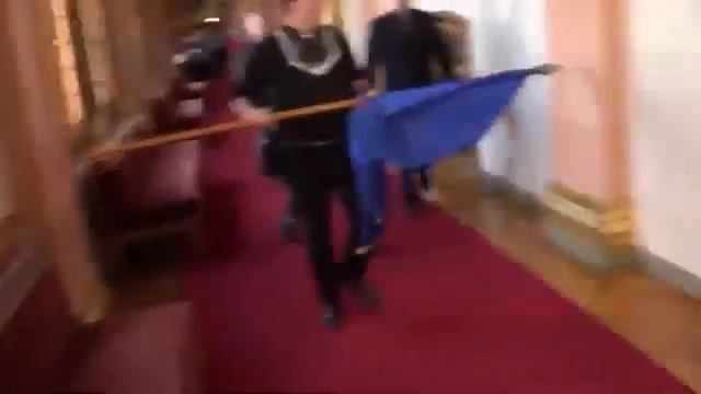 Из венгерского парламента выкинули флаг ЕС смотреть онлайн