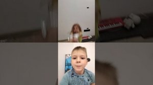 Вика выберается из скотча