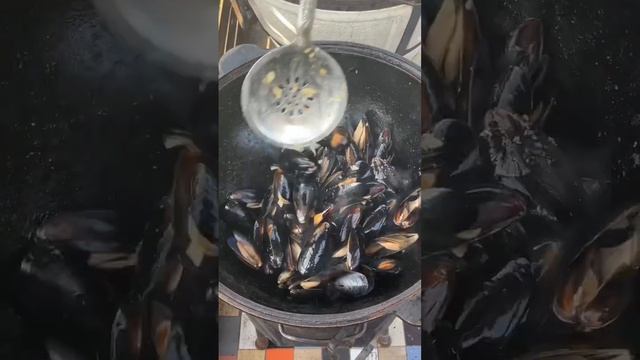 Мидии в сливочно-чесночном соусе в казане #shorts #рецепты #еда #вкусно #food #мидии #казан # смотреть онлайн
