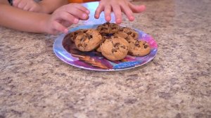 Эмма и Илай хотят быть маленькими и превратились в маленьких. Правила поведения для детей.