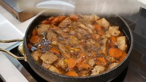 Картошка с мясом. Мясо в СОЕВОМ СОУСЕ, цыганка готовит.