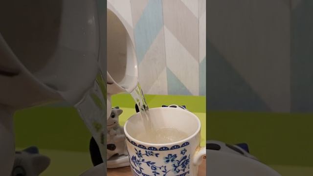 Переливаю воду из стакана в стакан 1 минуту Поддержать канал -способы в профиле смотреть онлайн