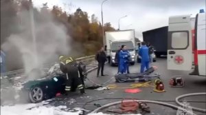 На видео попали последствия ДТП с прицепом от МАЗа, протаранившим «Газель» под Калугой