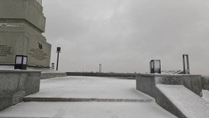 ОСТРАЯ МОГИЛА - ЛУГАНСК ВО ВРЕМЯ СНЕГОПАДА - МЕМОРИАЛ ПОКРЫТ СНЕГОМ