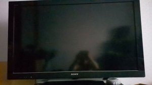 Маруся включает и отключает телевизор.