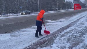 С раннего утра сотрудники Белгорблагоустройства убирают заснеженные улицы Белгорода