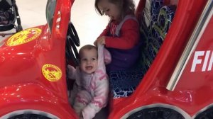 Катя и Лиза катаются на игрушечном паровозе