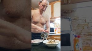 Приготовление мясных консервов для кошки😺🍗