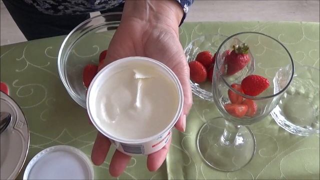 Вкуснейший и легкий десерт из клубники и творога. Творожный десерт с клубникой. смотреть онлайн