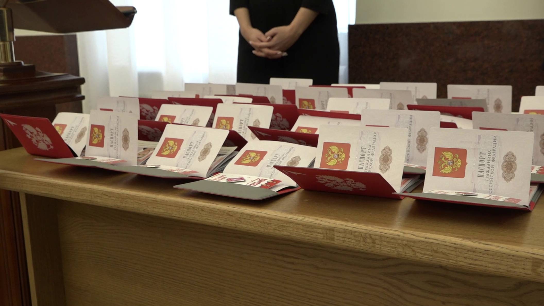 В ДЕНЬ КОНСТИТУЦИИ КРАСНОЯРСКИМ ШКОЛЬНИКАМ ТОРЖЕСТВЕННО ВРУЧИЛИ ПАСПОРТА