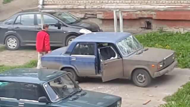 Пьяный Парадокс дебоширит во дворе.