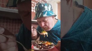 На перекус, под жареная кровяная колбаса с луком и яйцами. Приятного всем аппетита.