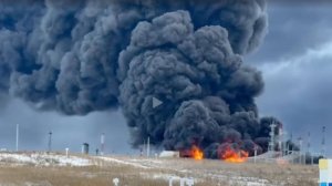 В Орле продолжает гореть нефтебаза, атакованная украинскими беспилотниками