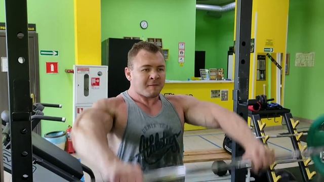 махи перед собой со штангой