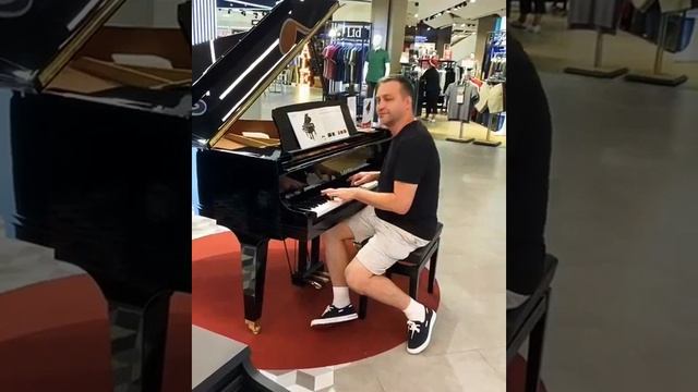 Играю на рояле в Централ Ворлд Бангкоке.Playing piano at CentralWorld Bangkok.