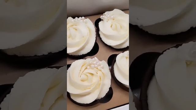 Классические капкейки с малиной и шапочкой из крем чиз 🍓🧁